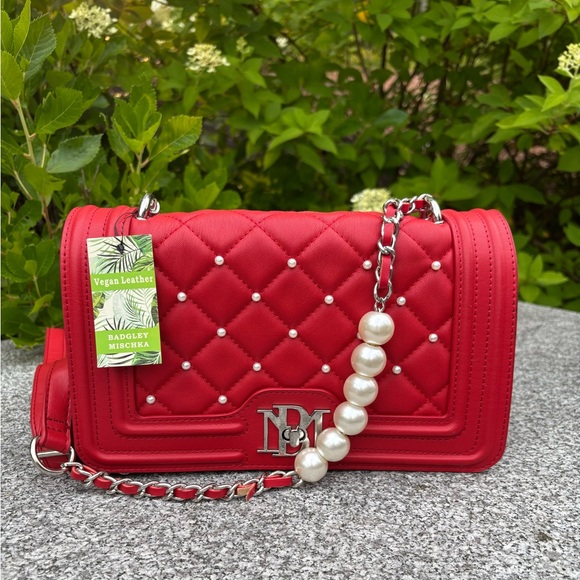 New BADGLEY MISCHKA LETTER LOCK CROSSBODY VEGAN LEATHER QUILTED PEARL STUD RED - Picture 1 of 16